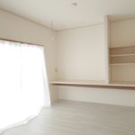 窓が大きく明るい部屋