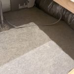 壁、床に泡断熱アクアフォームを現場で吹き付け、屋根も遮熱の通気スペーサー